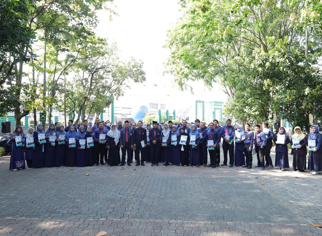 Read more about the article Sejumlah dosen FIPH Unimus Menerima Penghargaan dari Rektor pada Upacara HUT RI ke-80